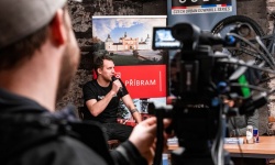 komp_Moderátor Vlastimil Ševr při online-přenosu.jpg